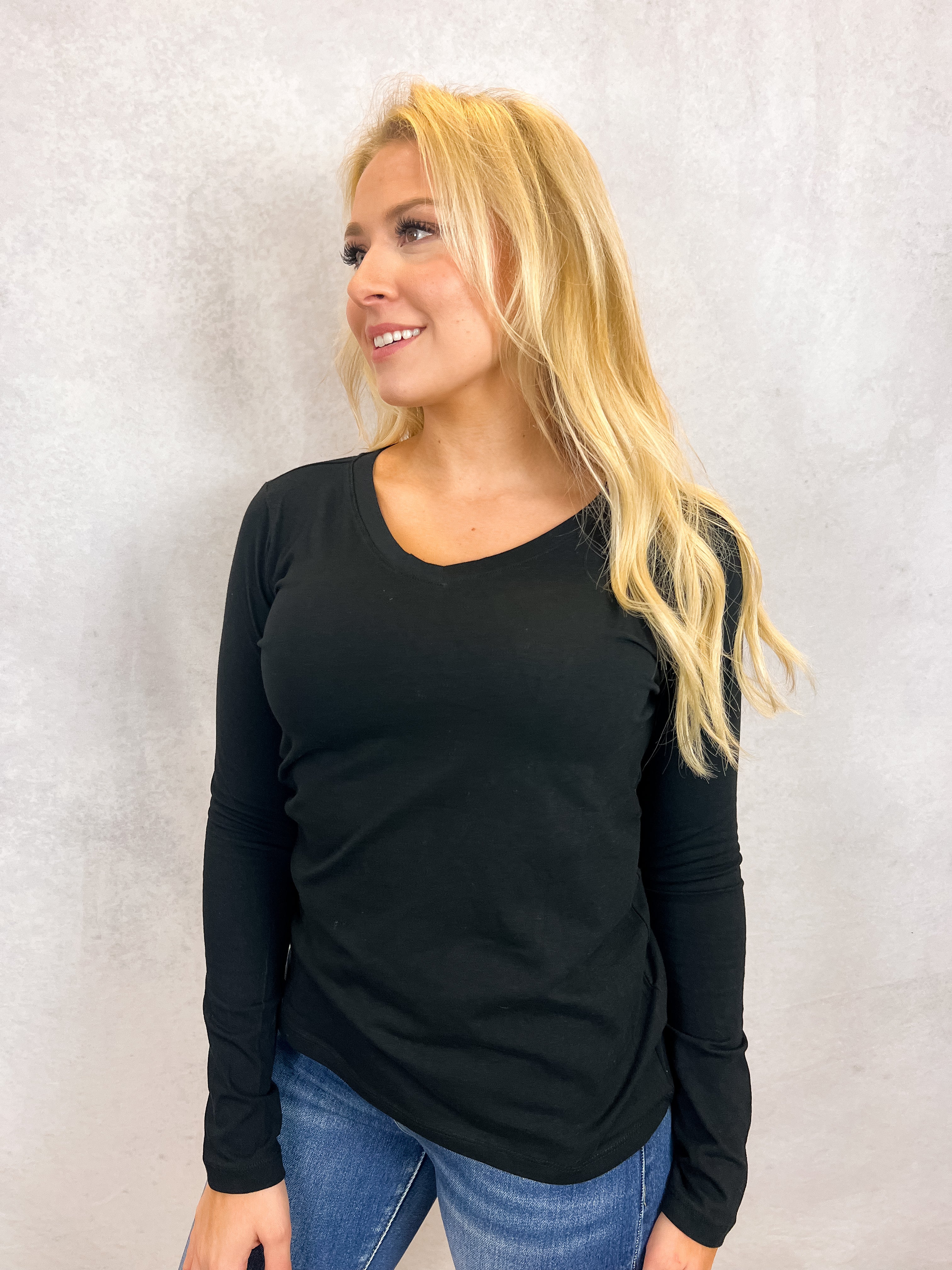 Long Sleeve V-Neck Tee in Black